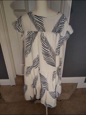 Beautiful ELINGS Palm Leaf Tiered Midi Dress in Women's Size XL.‎